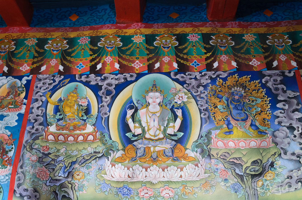 Dzień 11: Nowe freski w Saldang Gompa. Od lewej: Bodhisattva Manjushri (opiekun najświętszej mądrości), prawdopodobnie Prajnaparamita - bogini mądrości oraz po prawej - Jama, bóg śmierci (lub zwycięzca śmierci)